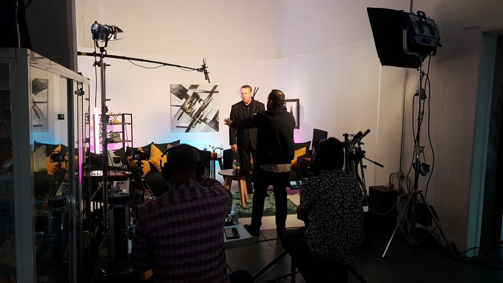 Un grupo de personas están de pie en una habitación hablando entre sí.