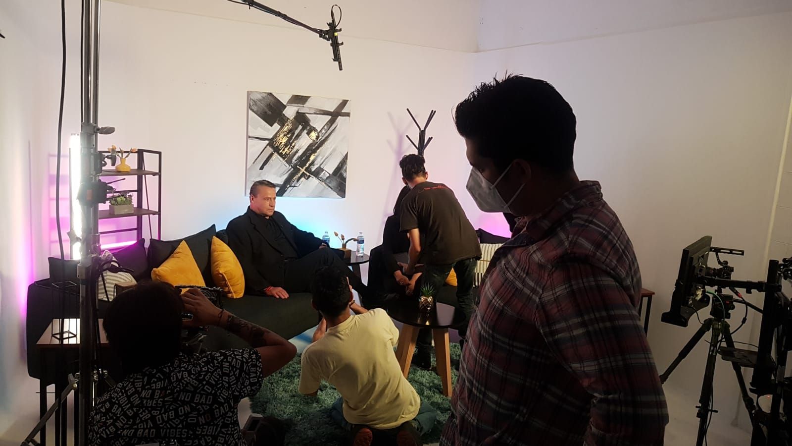 Un grupo de personas está sentada en un sofá en una sala de estar.