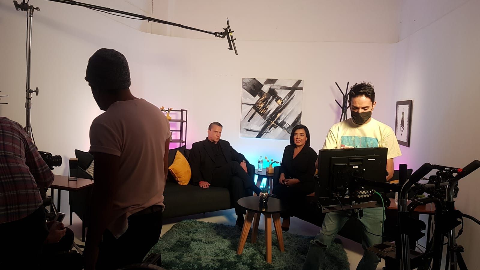 Un grupo de personas está sentada en un sofá en una sala de estar.