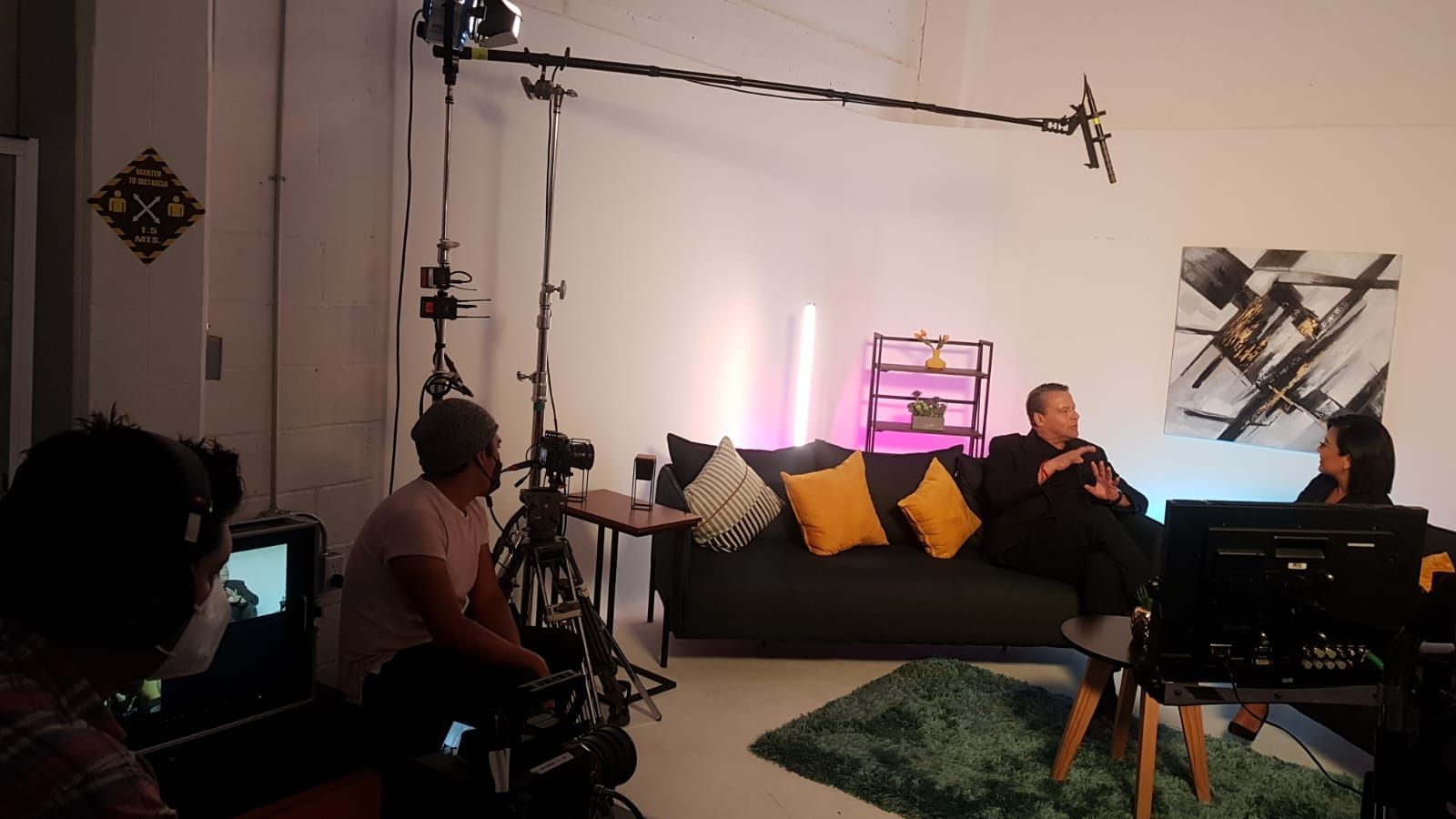 Un grupo de personas está sentada en un sofá en una sala de estar.