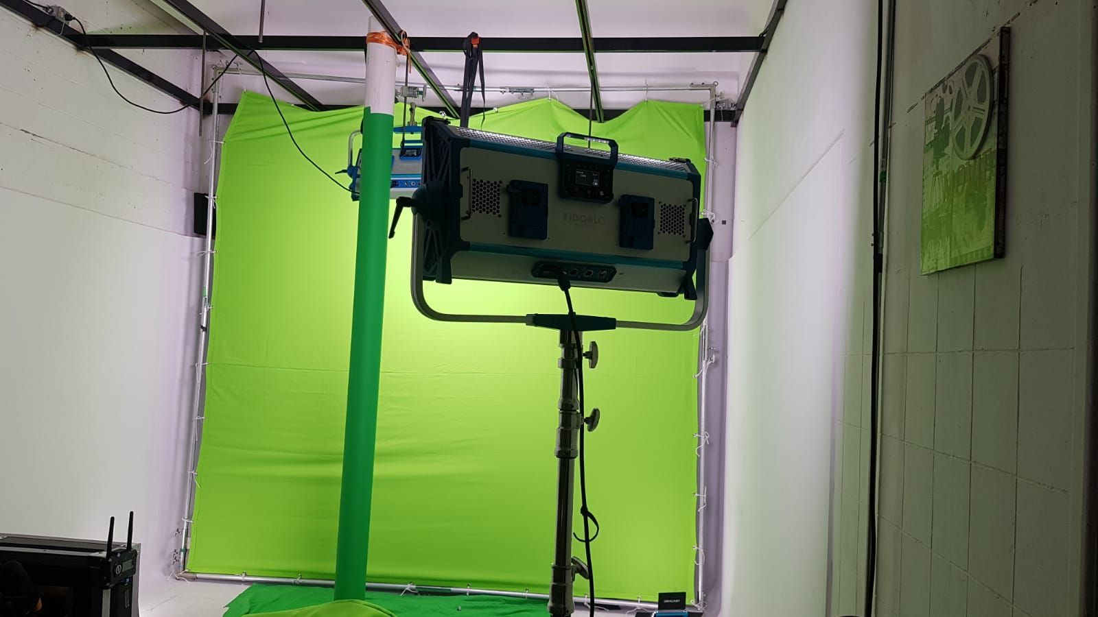 Una habitación con una pantalla verde y una luz.