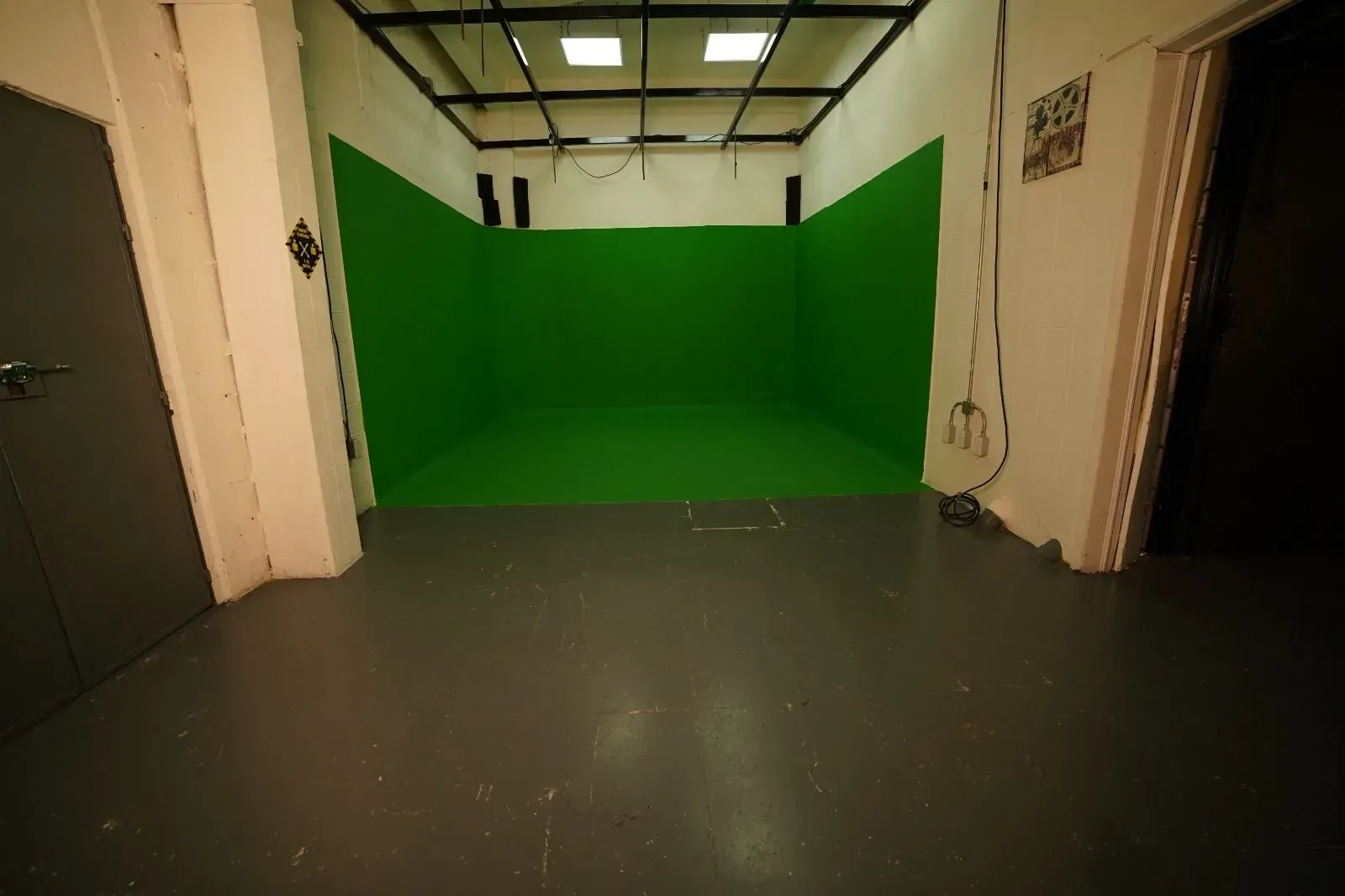 Hay una pantalla verde en el medio de la habitación.