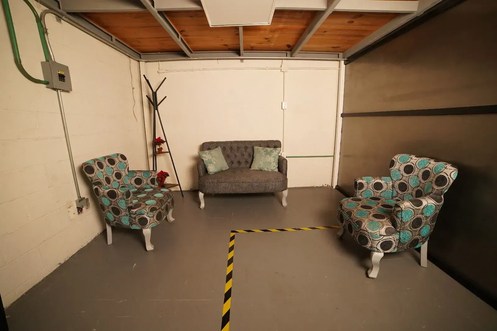 Una sala de estar con dos sillas y un sofá.