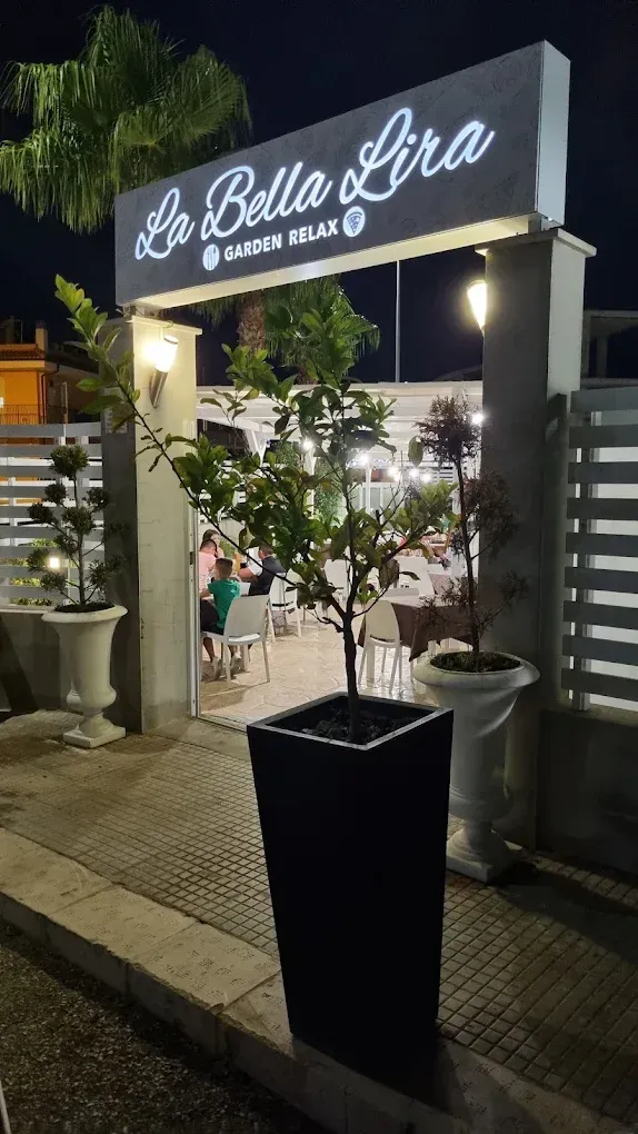 Ingresso del ristorante con insegna luminosa 