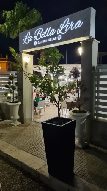 Ingresso del ristorante con insegna luminosa 