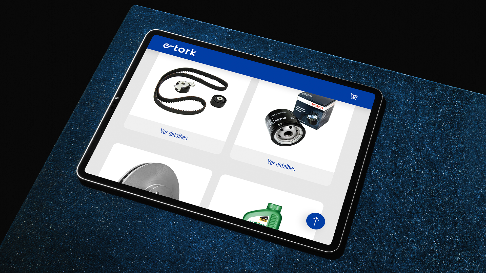 Uma fileira de sacos de inbroto estão alinhados sobre uma mesa.