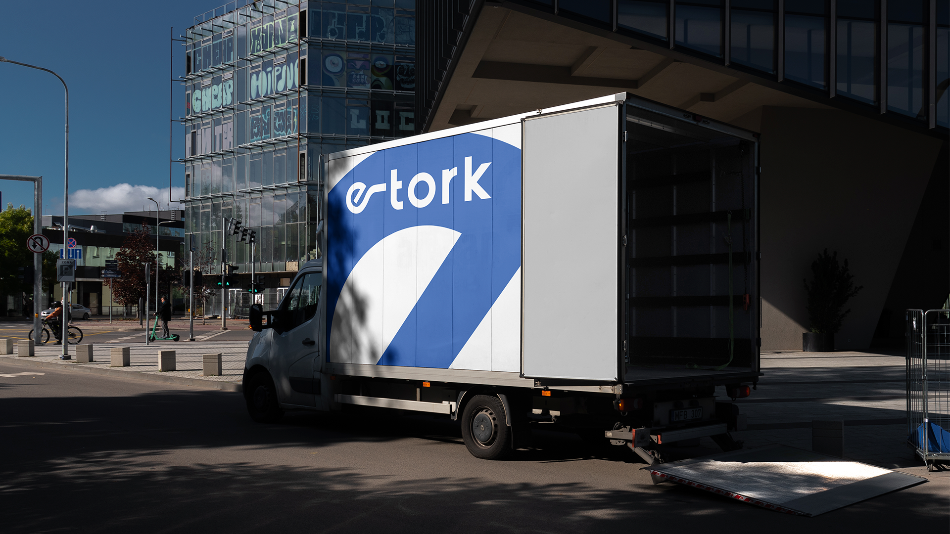 Um pote de geleia com uma etiqueta está sobre uma tábua de corte de madeira.