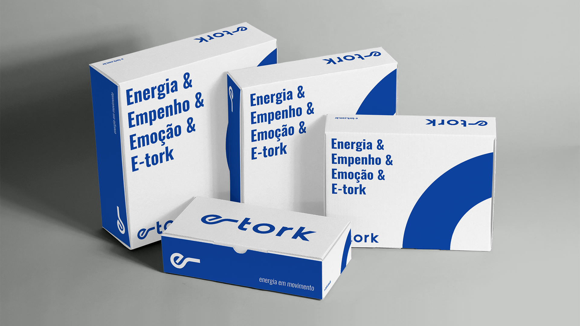 Um homem está carregando uma sacola que diz