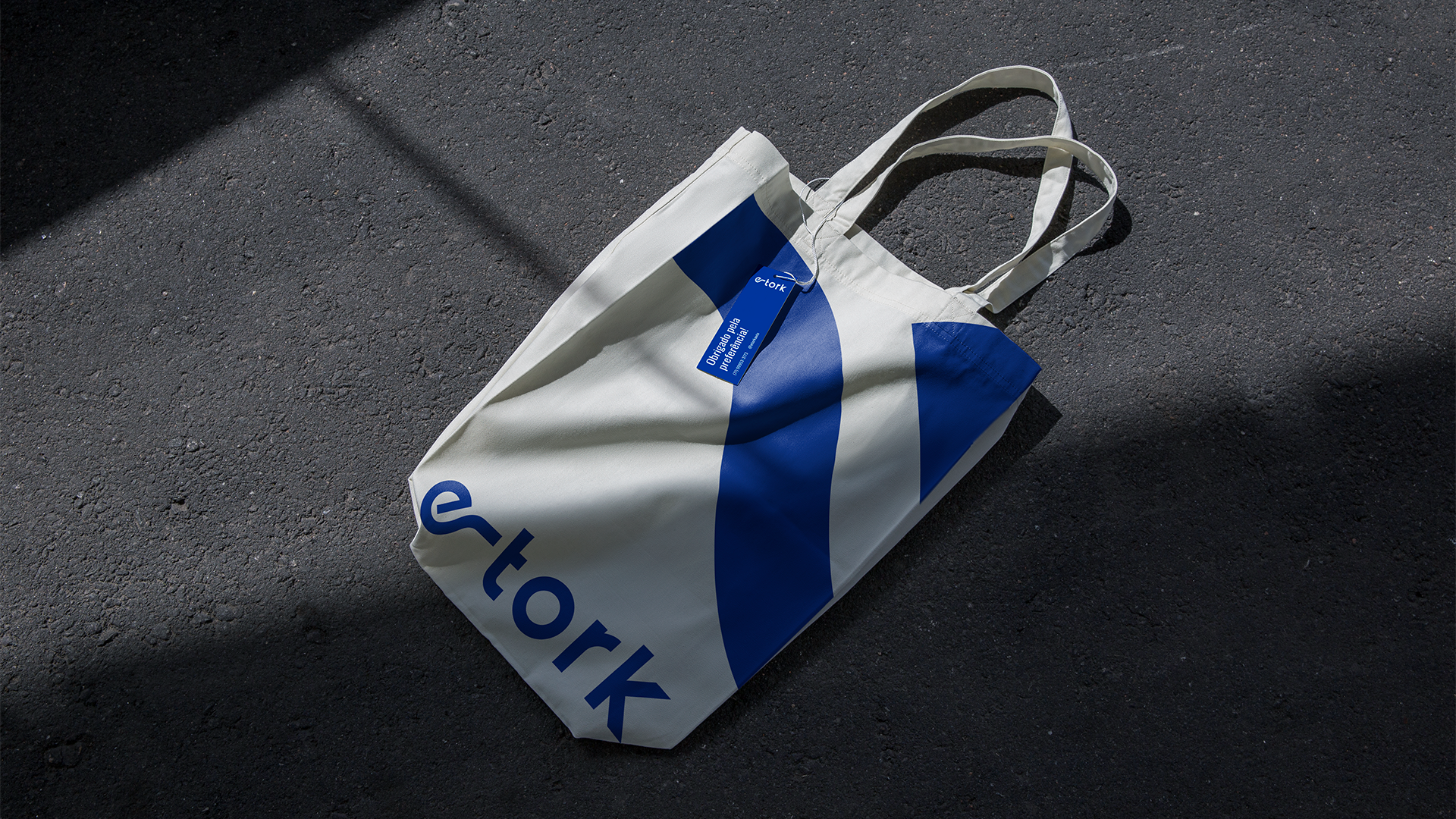 Um conjunto de ícones em um fundo marrom.