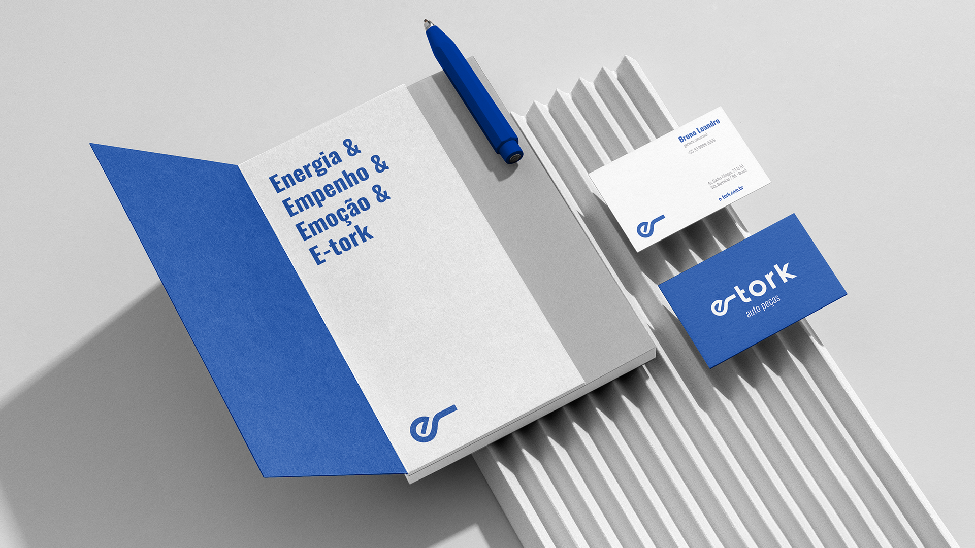 Um pote de geleia de limão com uma colher e rodelas de limão sobre uma tábua de corte de madeira.