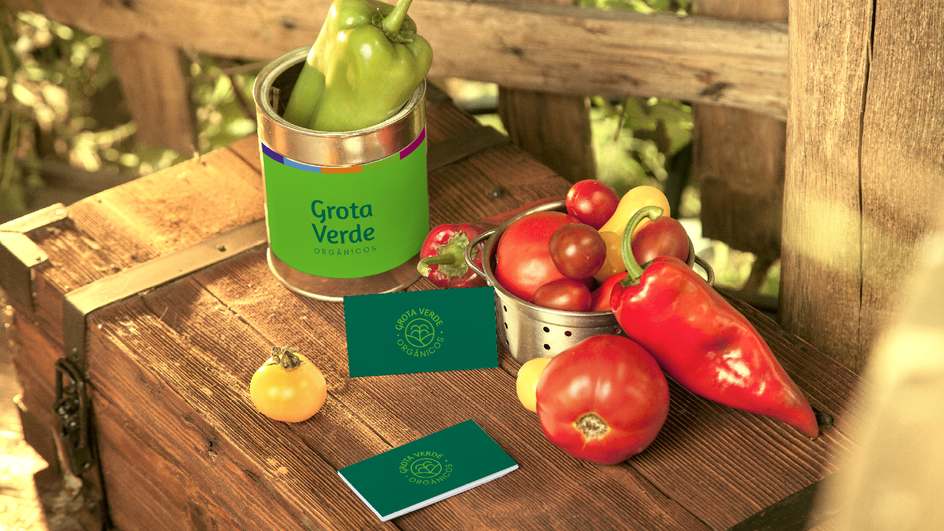 Uma lata de pimentões verdes e tomates estão sobre uma mesa de madeira.