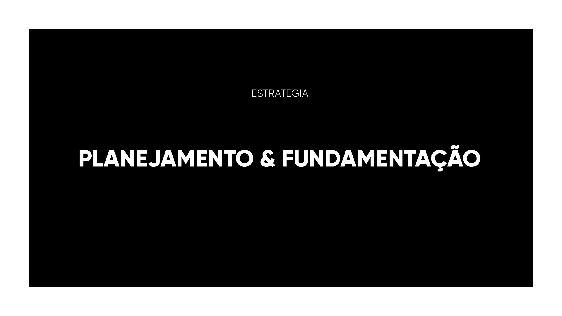 Um fundo preto com texto branco que diz planejado & fundamento nele.