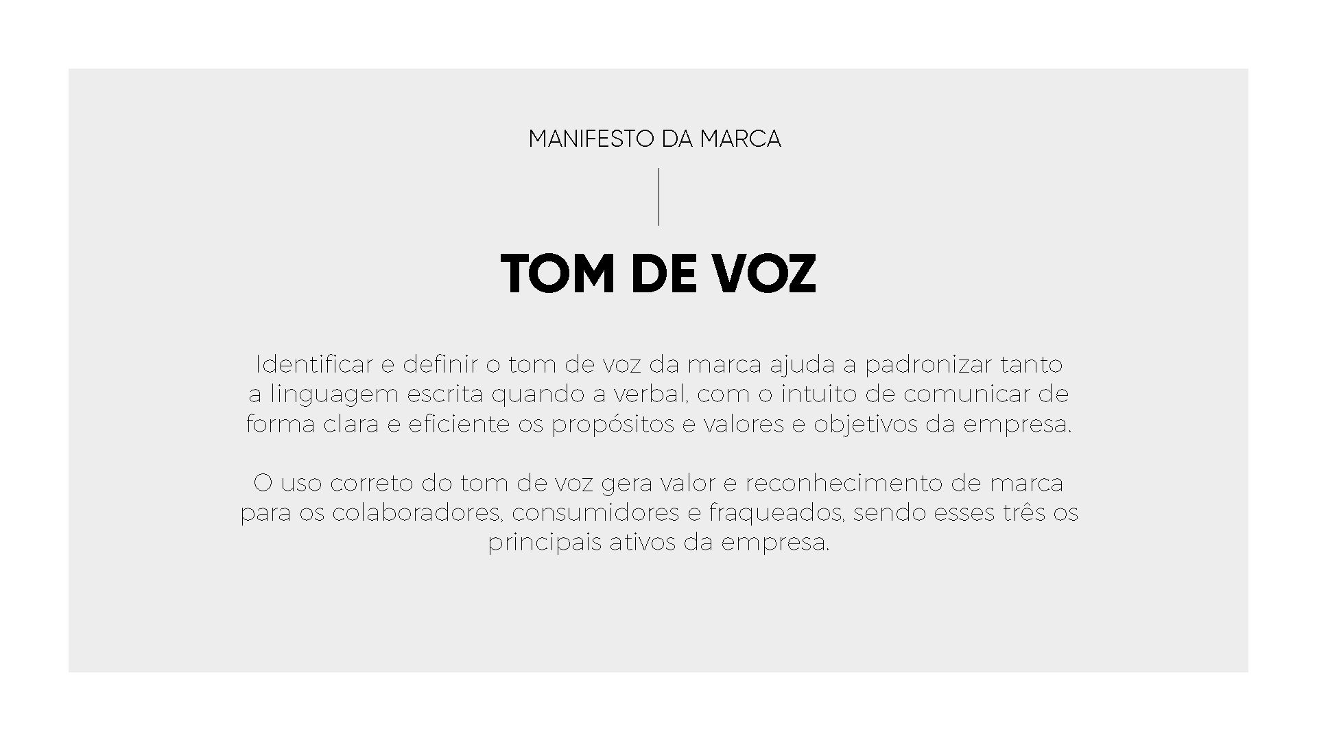 Um cartão branco com o nome tom de voz nele.