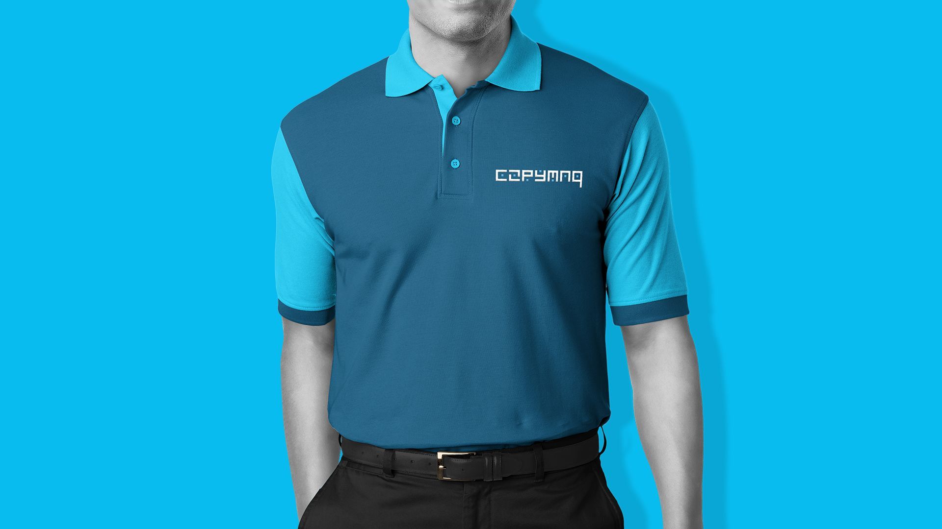 Homem com camisa polo azul com logotipo da empresa, calça preta e faixa preta sobre fundo azul.