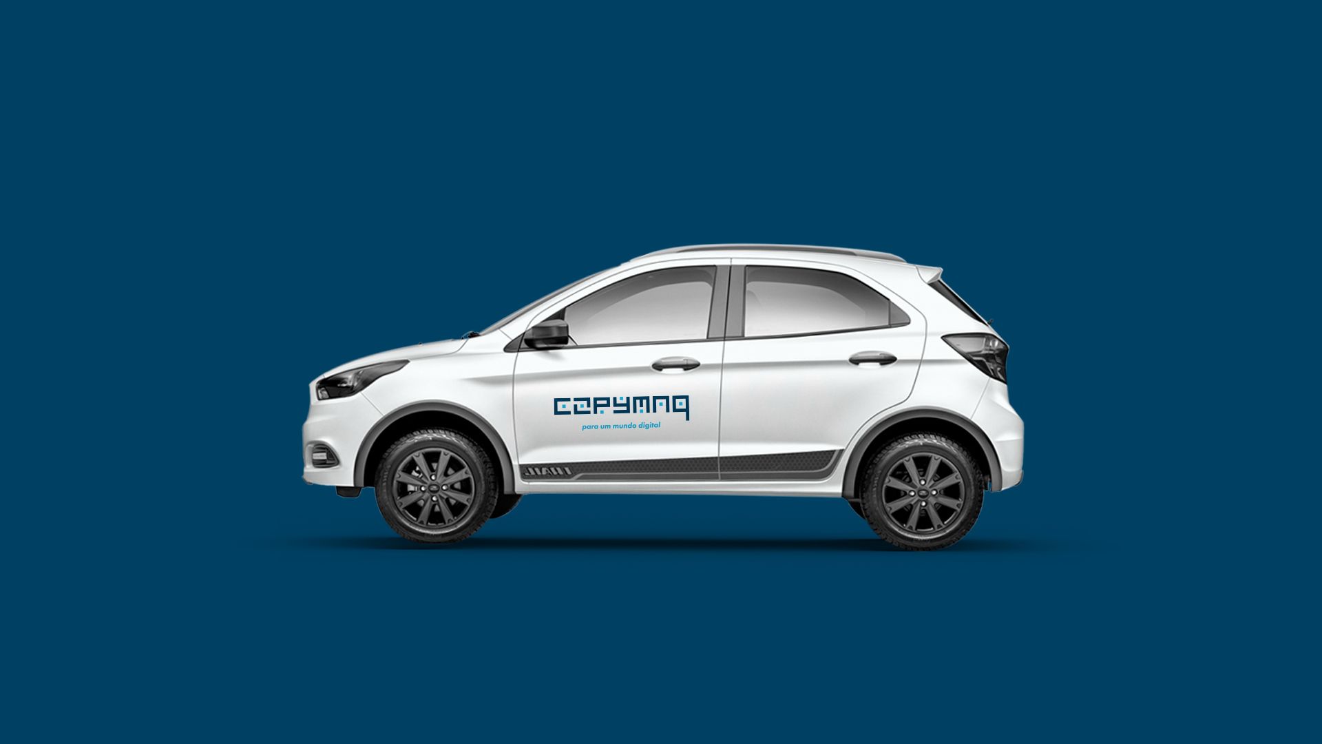 SUV compacto branco com detalhes em preto sobre fundo azul; vista lateral com a marca 