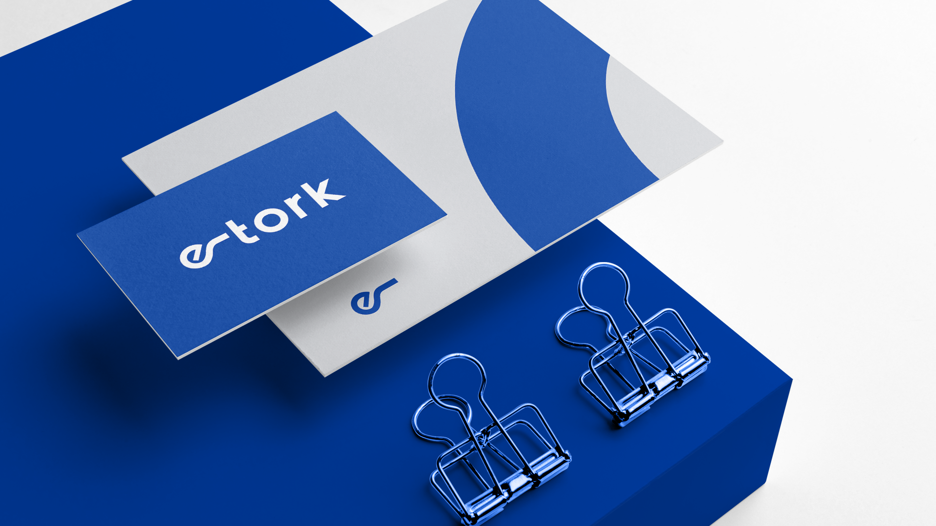 Há muitos tipos diferentes de temperos em tigelas sobre uma mesa.