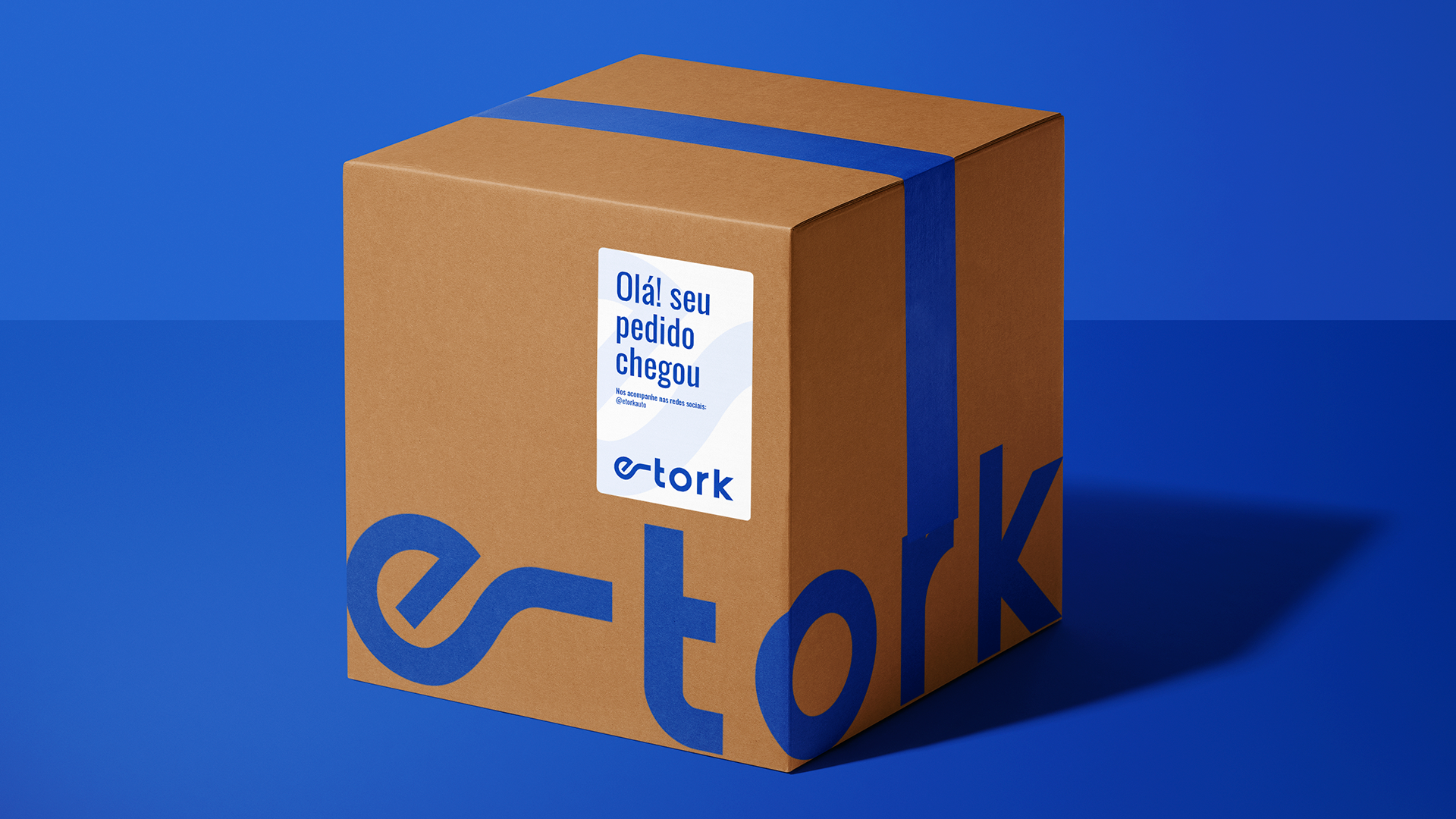 Uma caixa de chá ao lado de uma xícara de chá e um vaso.