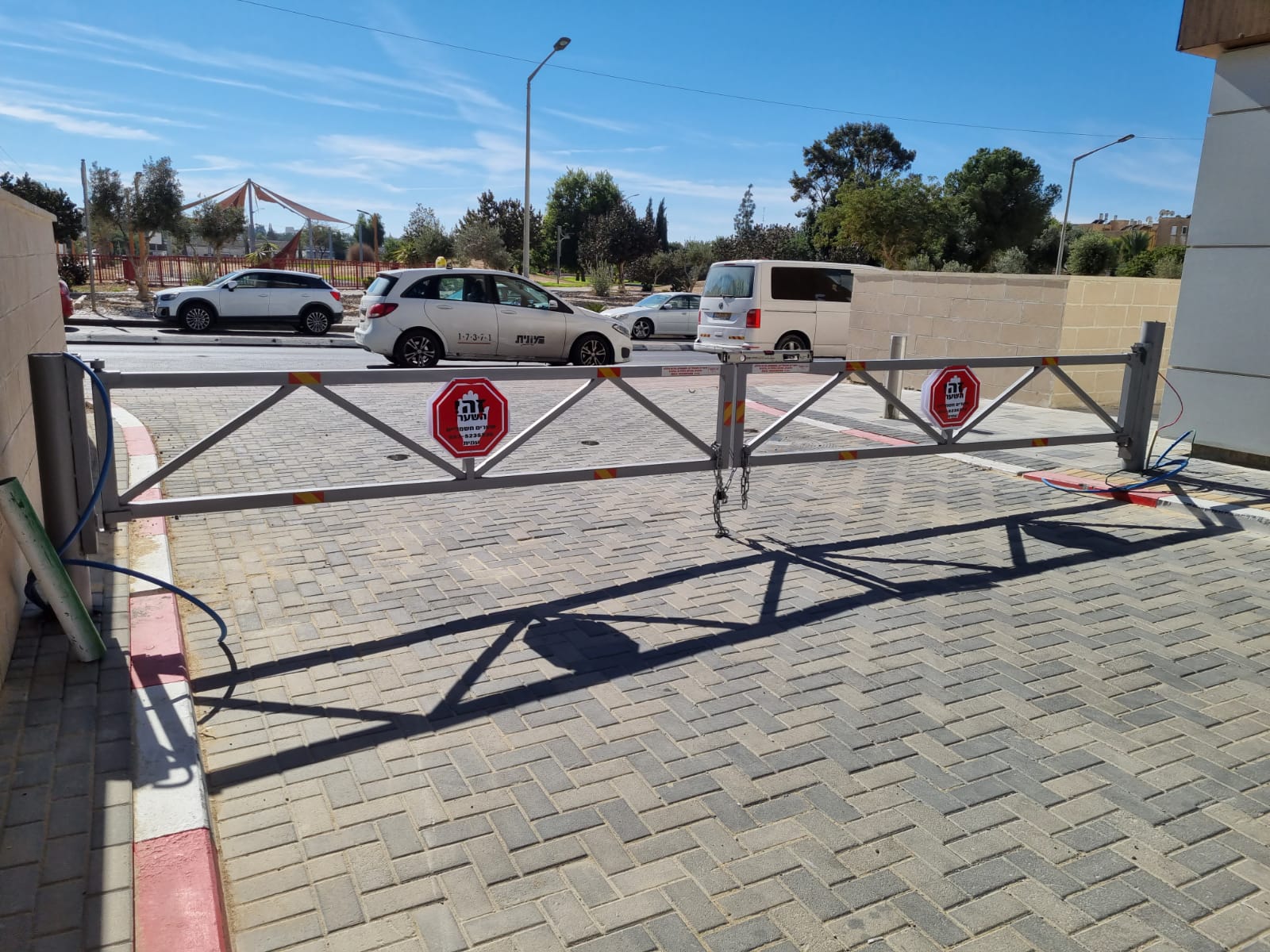 מחסומים חשמליים