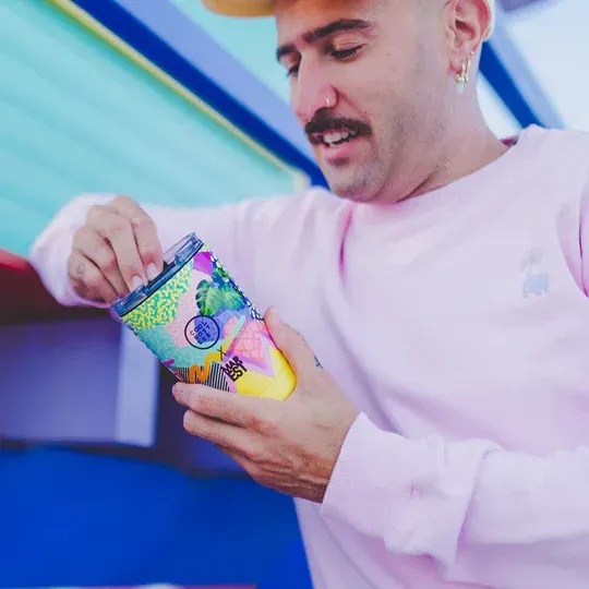 Antonyo Marest com o copo térmico da Cool Bottles