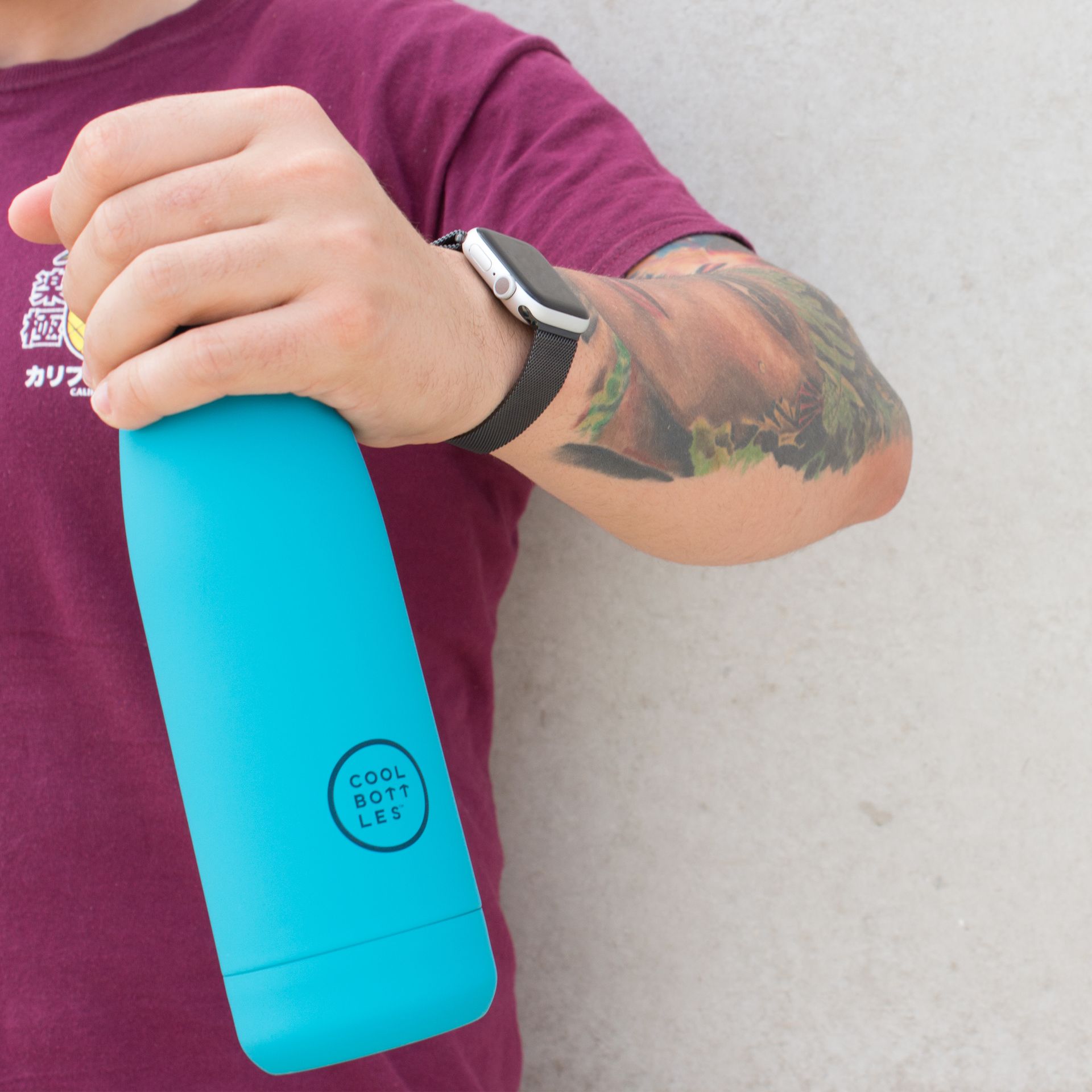 Rapaz com garrafa térmica da Cool Bottles e smart watch
