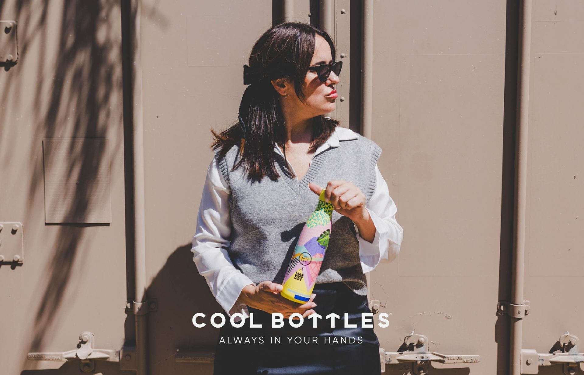Pessoa com garrafa térmica da Cool Bottles na mão