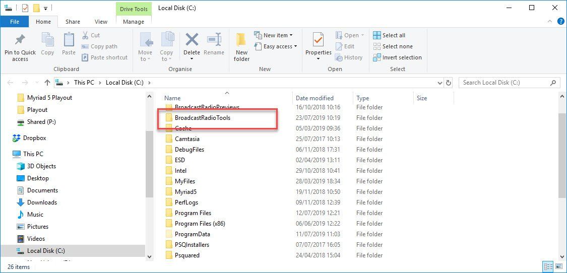 A computer screen shows a folder with a red arrow pointing to it.