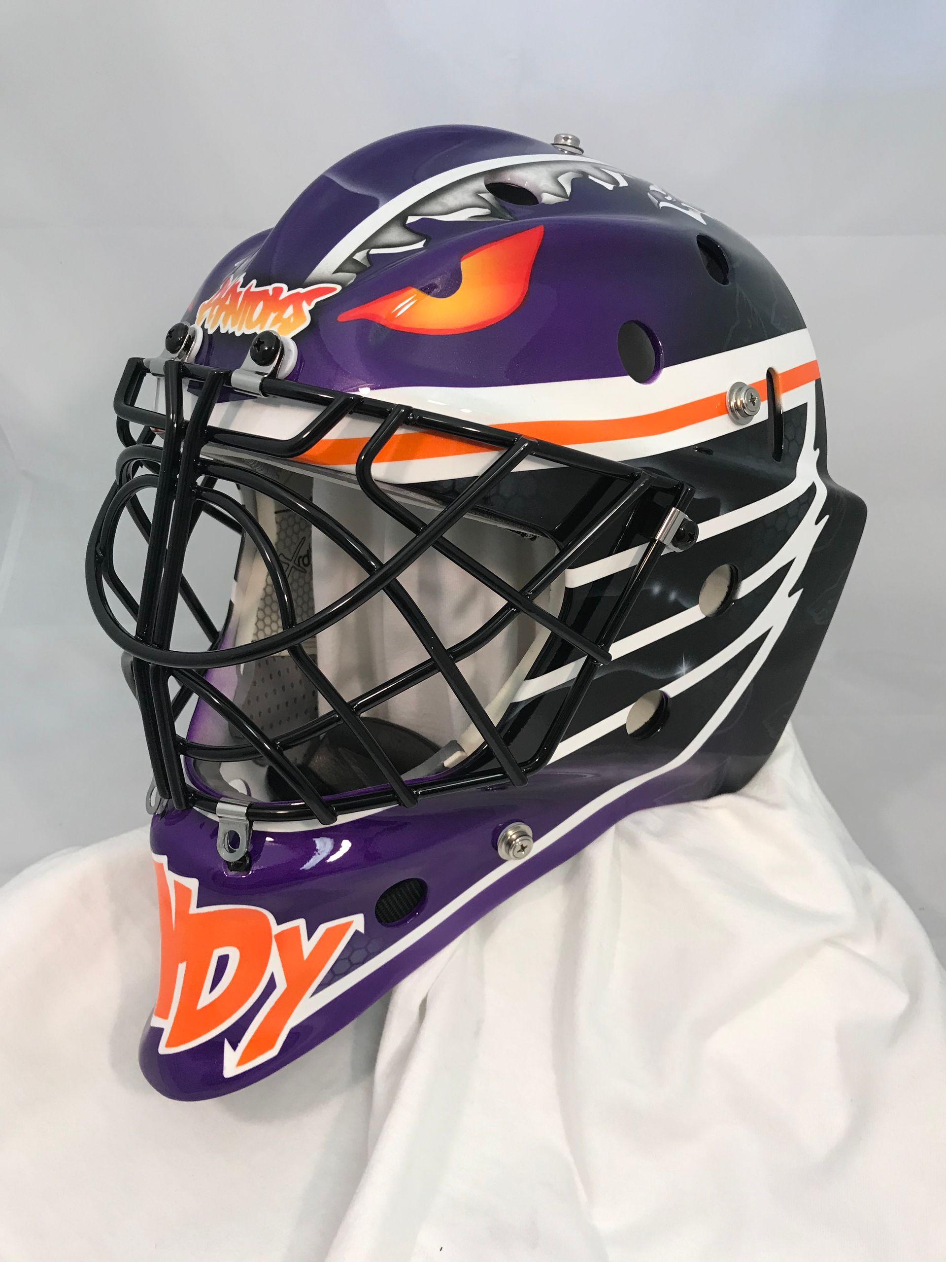 A hockey helmet with the word dy on it