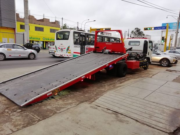 Un vaso de precipitados de laboratorio lleno de gránulos metálicos 