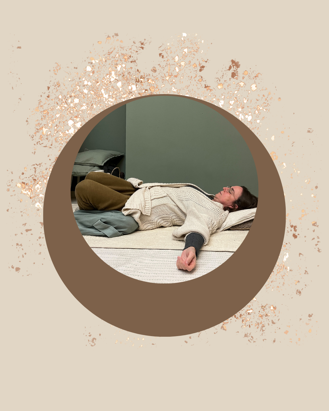 Persoon ligt op yogamat, in een bruine cirkel, in een kamer met een groene muur.