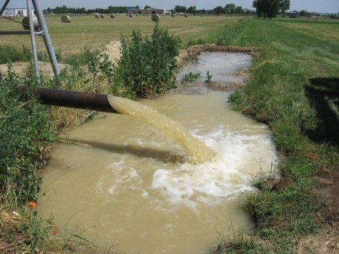 irrigazione campo agricolo