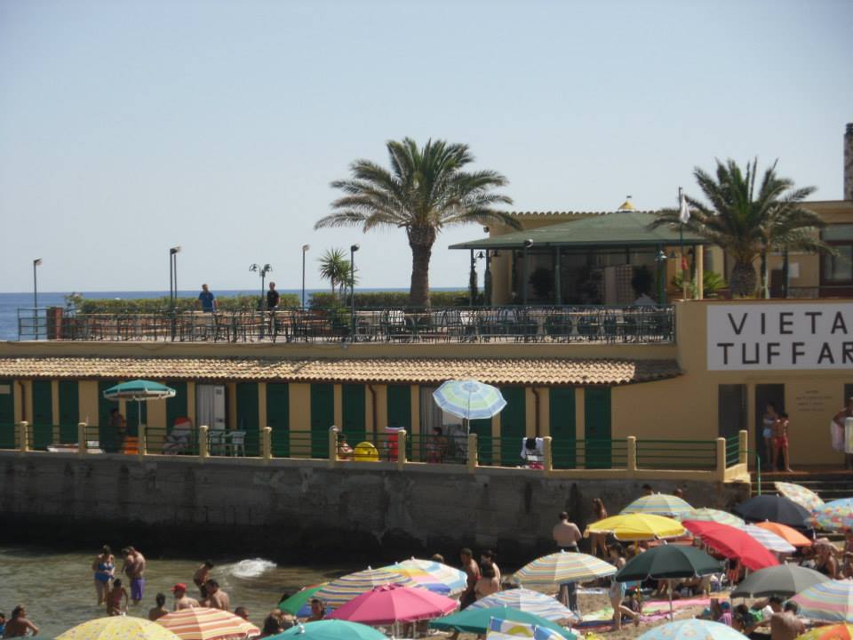 Vista della terrazza del ristorante dalla spiaggia