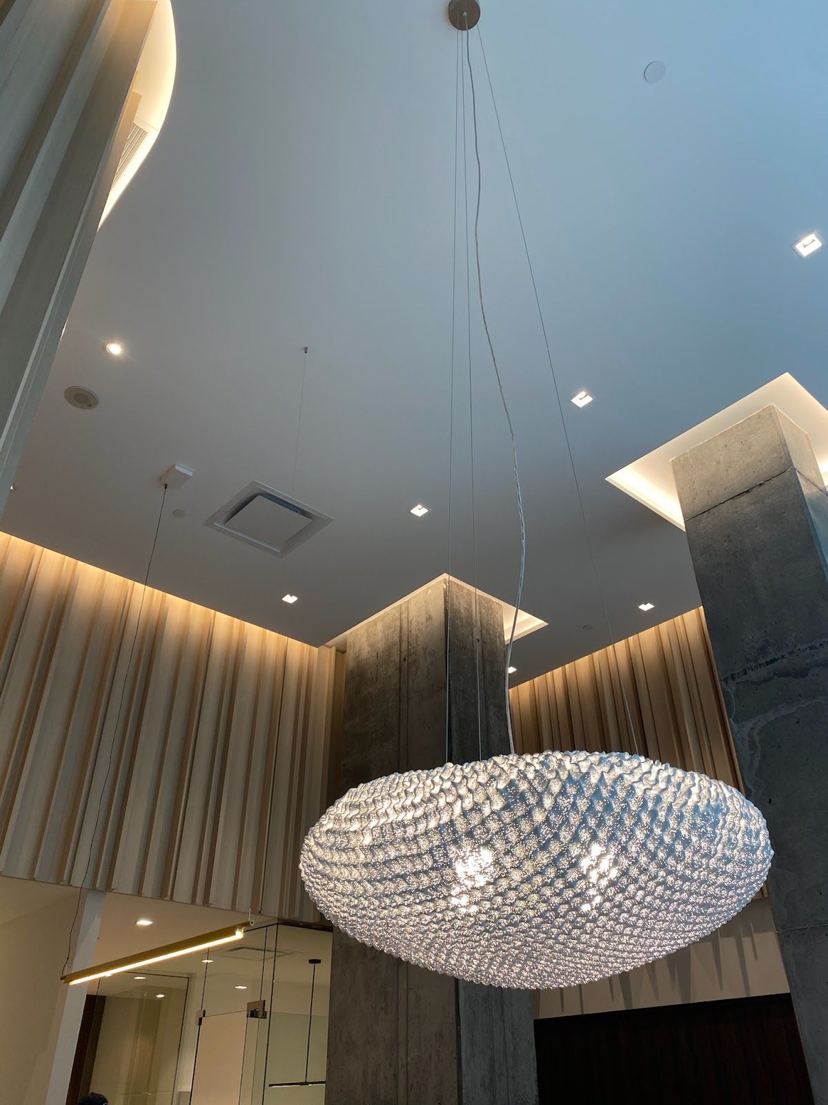 Un grand lustre est suspendu au plafond d'une pièce