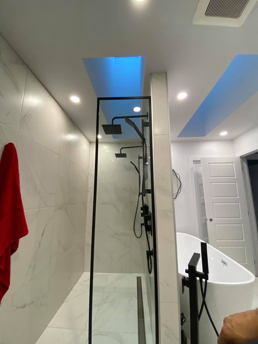 Une salle de bain avec une douche à l'italienne et une baignoire