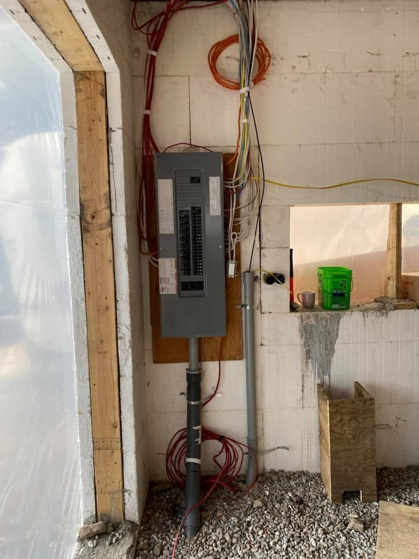 Un boîtier électrique est accroché au mur d'une pièce.