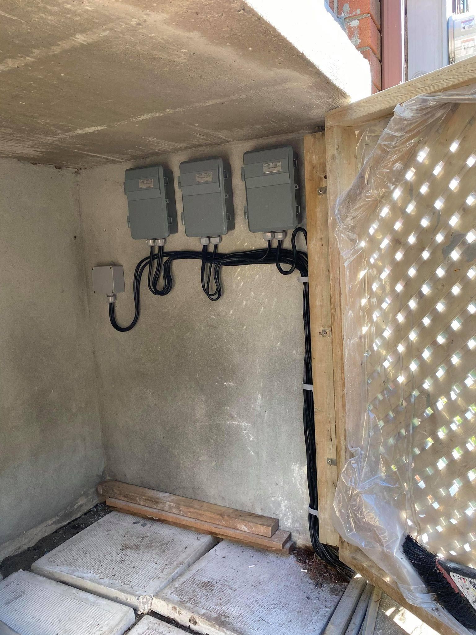 Une pièce avec beaucoup de fils suspendus au plafond.