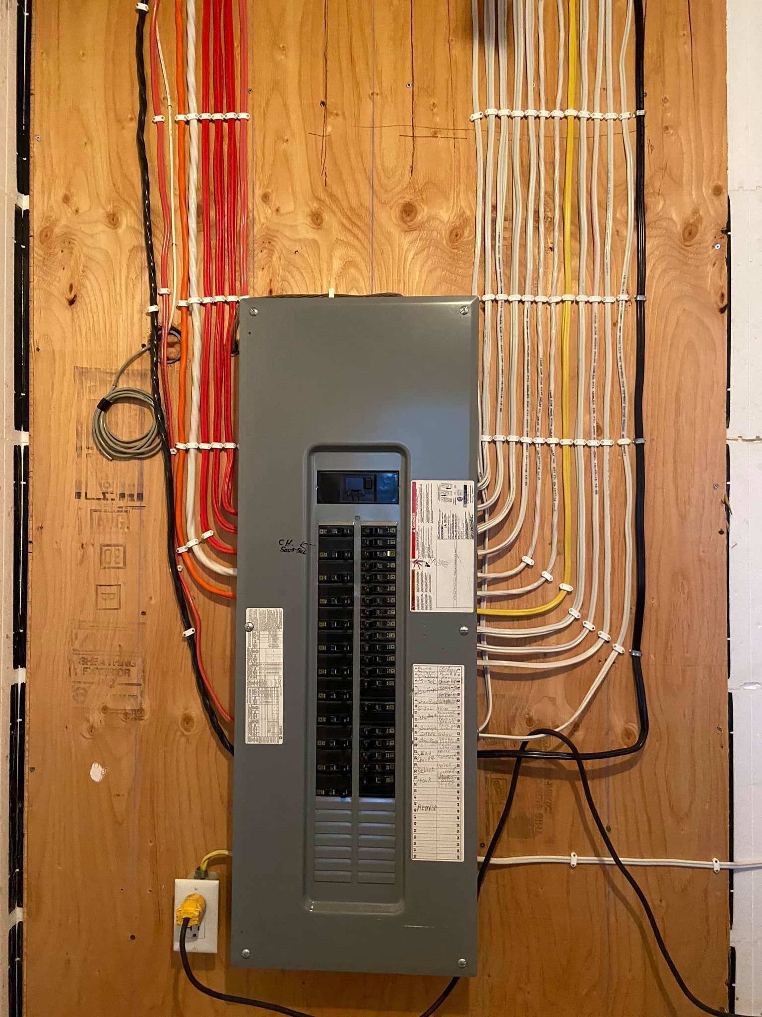 Une grande boîte électrique est accrochée à un mur en bois.