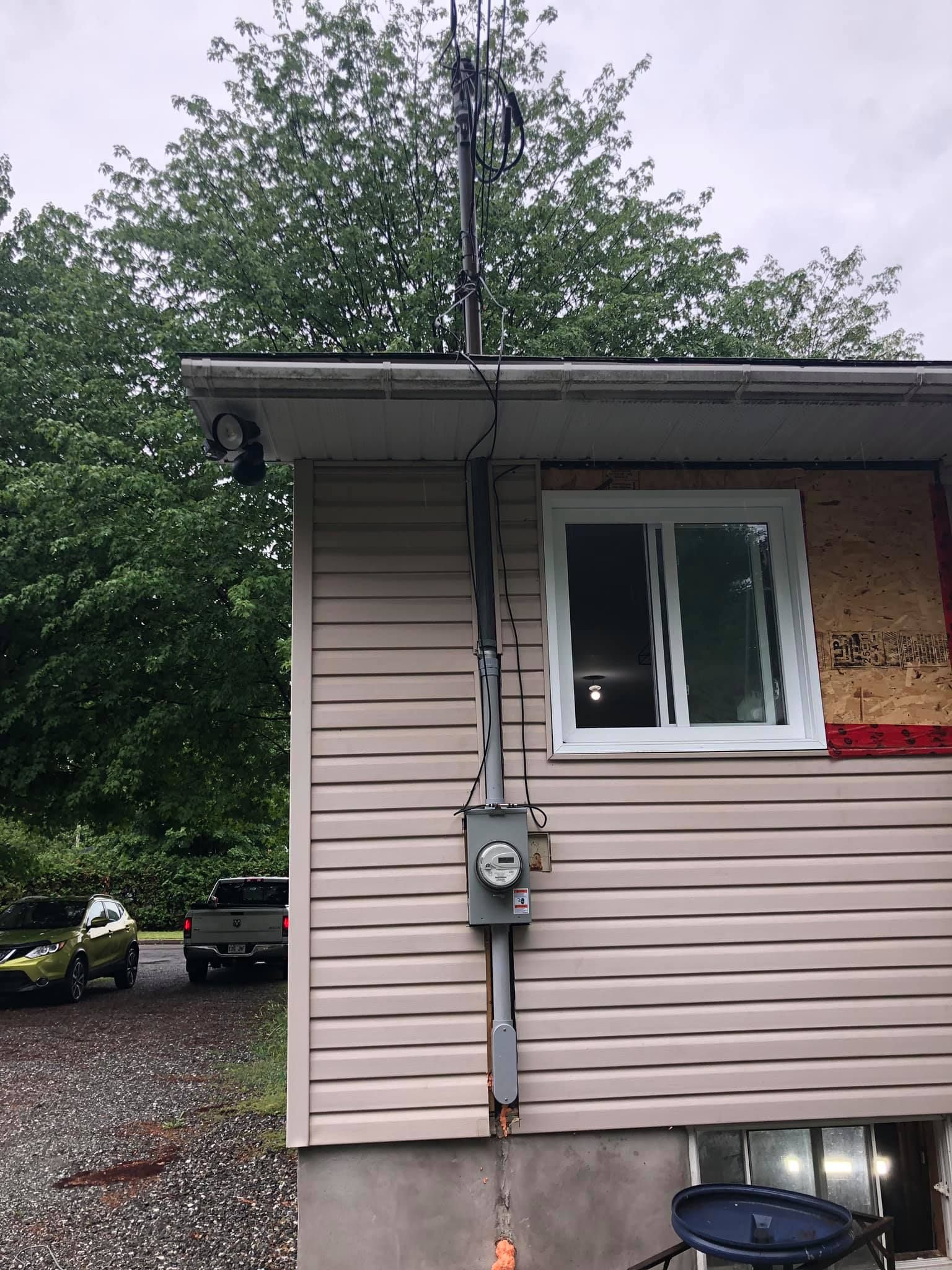 Une maison avec une fenêtre et un compteur sur le côté.