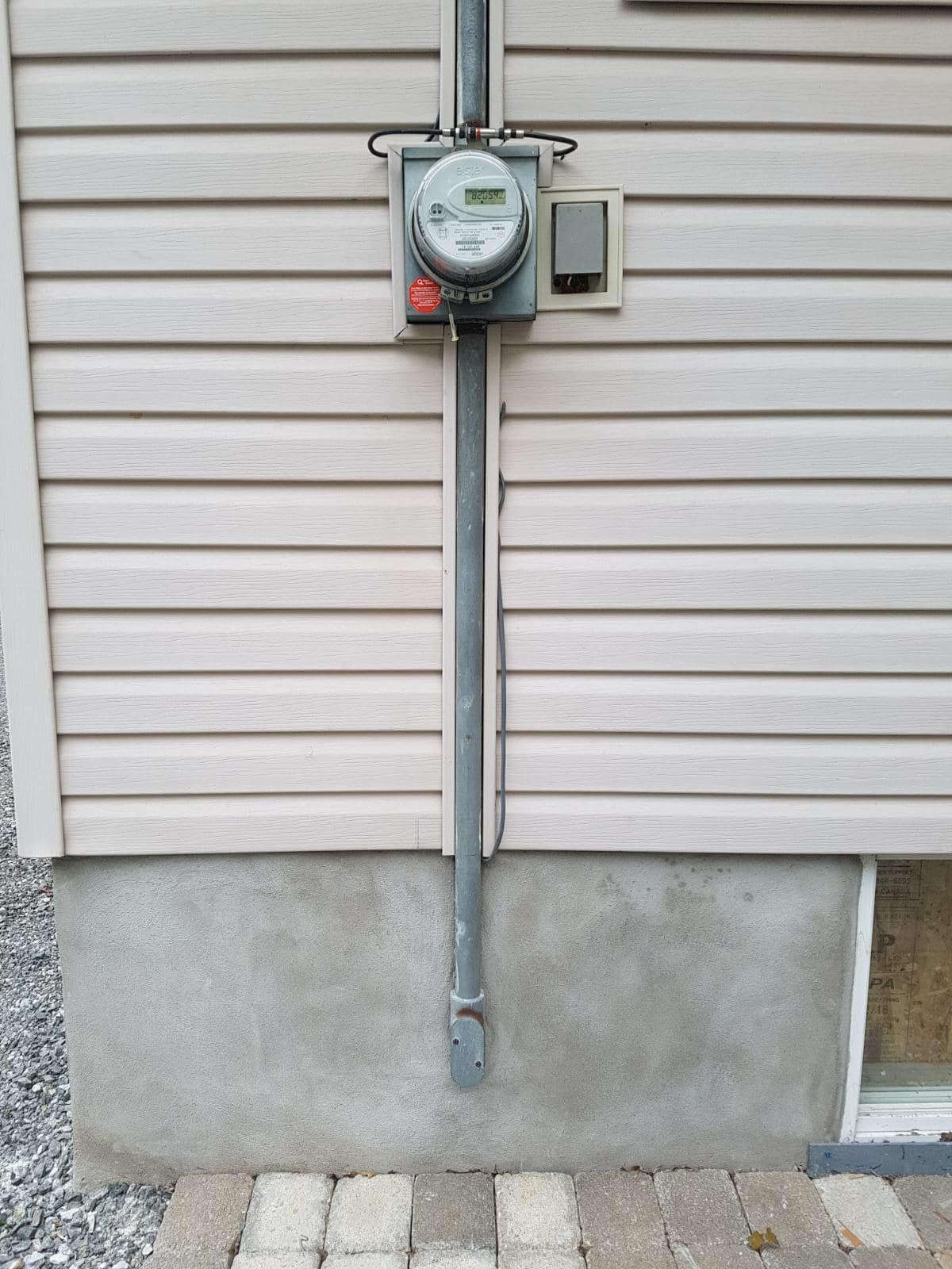 Un compteur est monté sur le côté d'une maison.