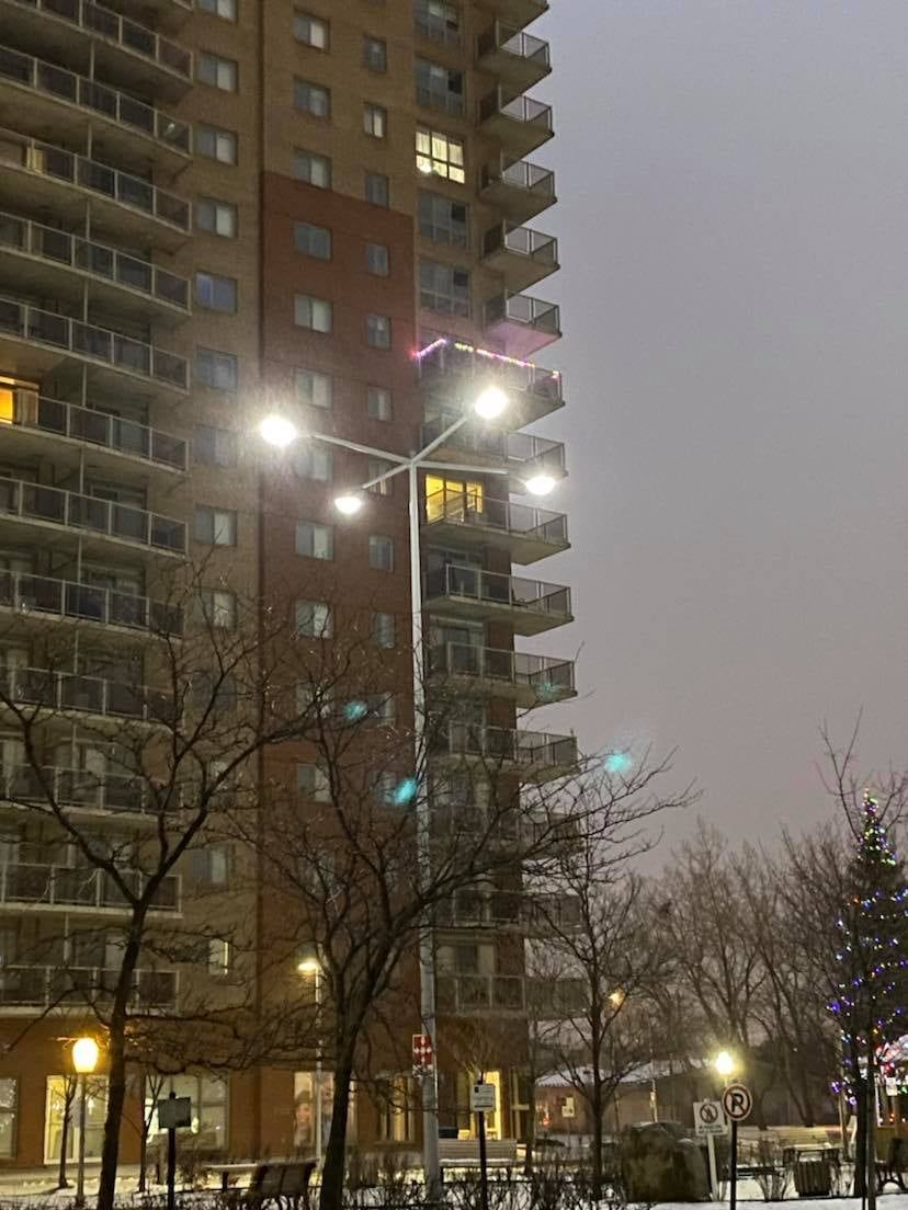 Un grand bâtiment avec un lampadaire devant lui