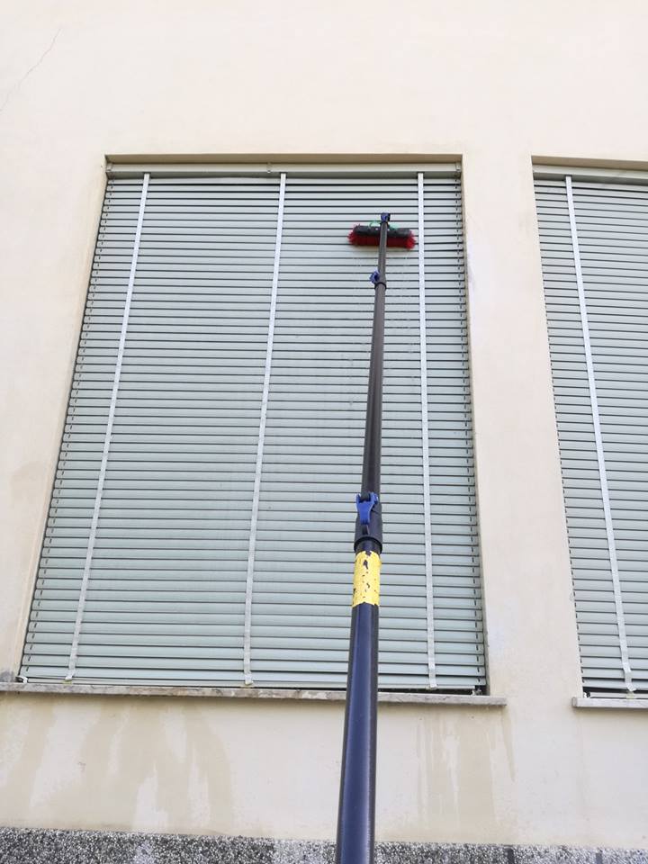 pulizia vetrate uffici