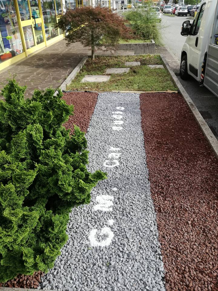 posa di ghiaia e tappeto erboso