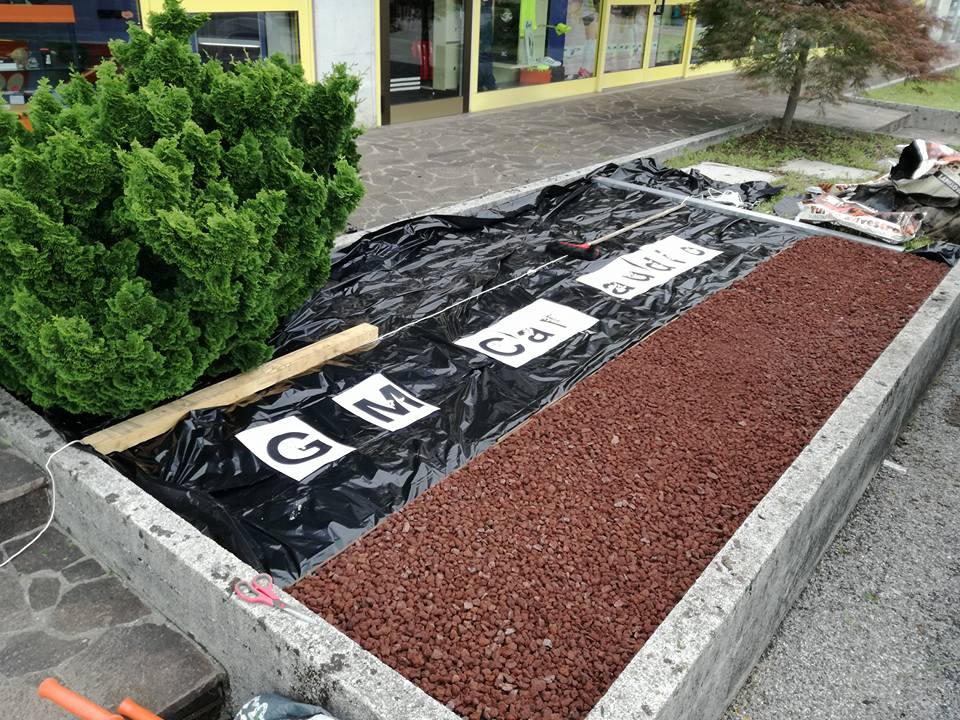 preparazione aiuola in area pubblica