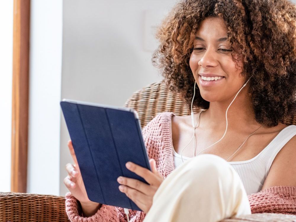 Mulher agendando consulta online utilizando um tablet
