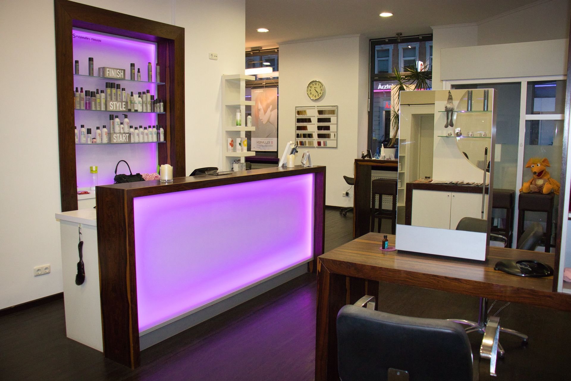 Ein Salon mit einem violetten Licht auf der Theke