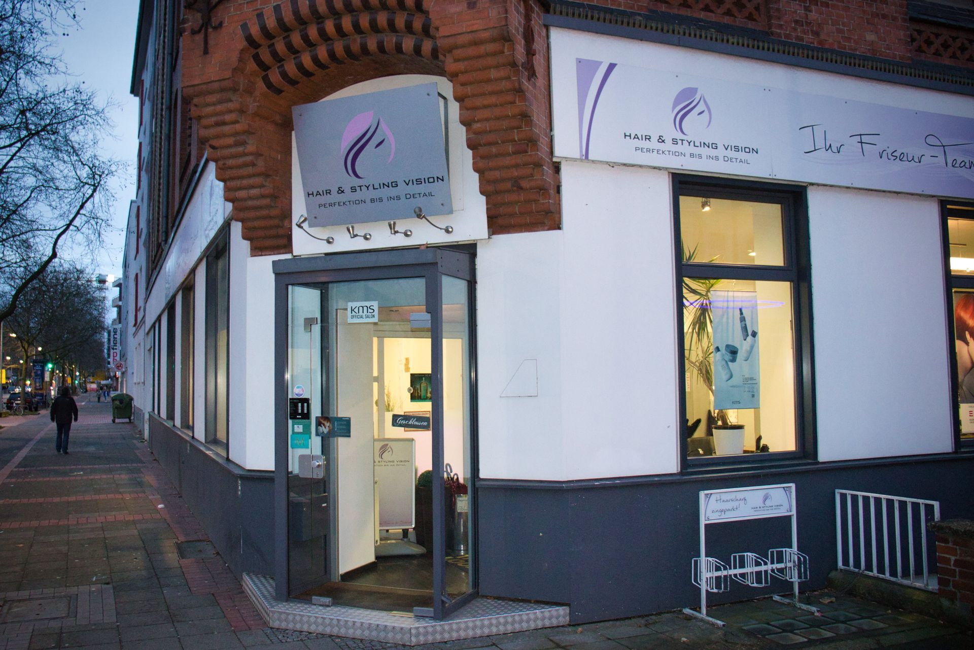 Ein weißes Gebäude mit einem Schild mit der Aufschrift „The Fashion“ darauf