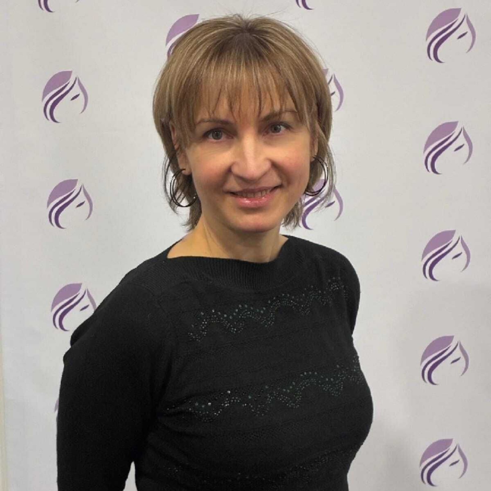 Eine Frau mit grünen Haaren hat ein Tattoo am Hals mit der Aufschrift „Karma“