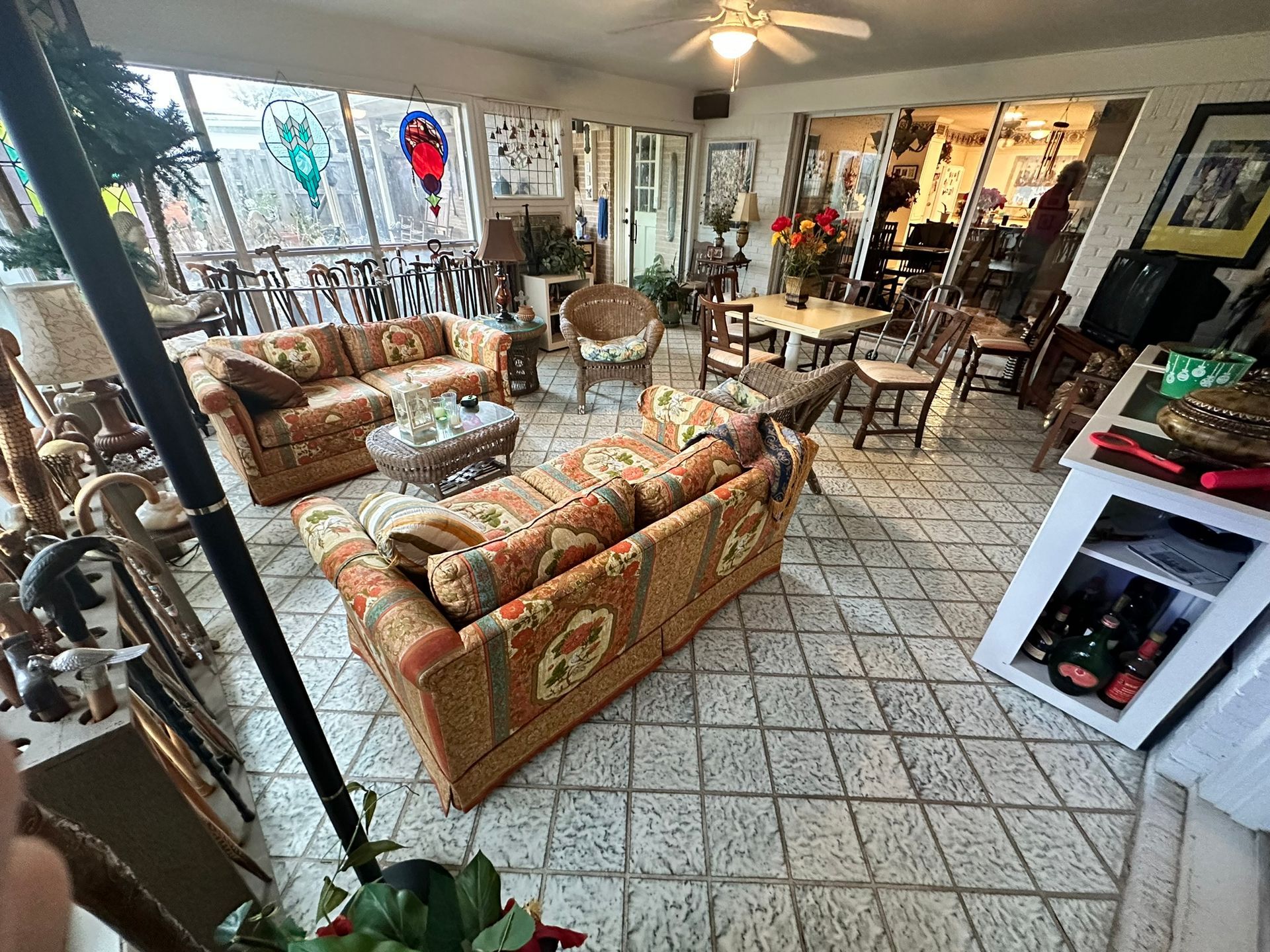 A living room filled with furniture and a ceiling fan.