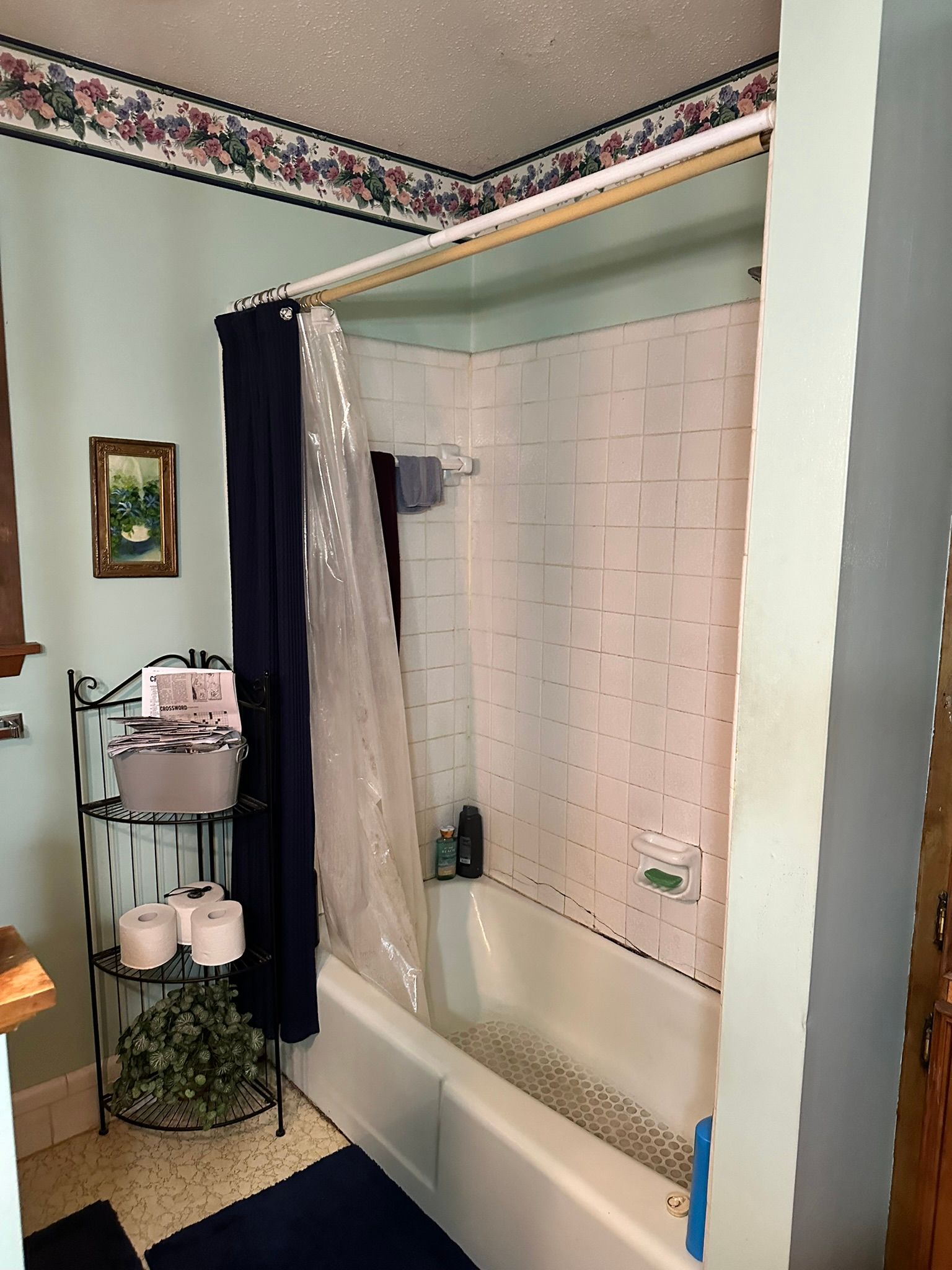 A bathroom with a bathtub and a shower curtain