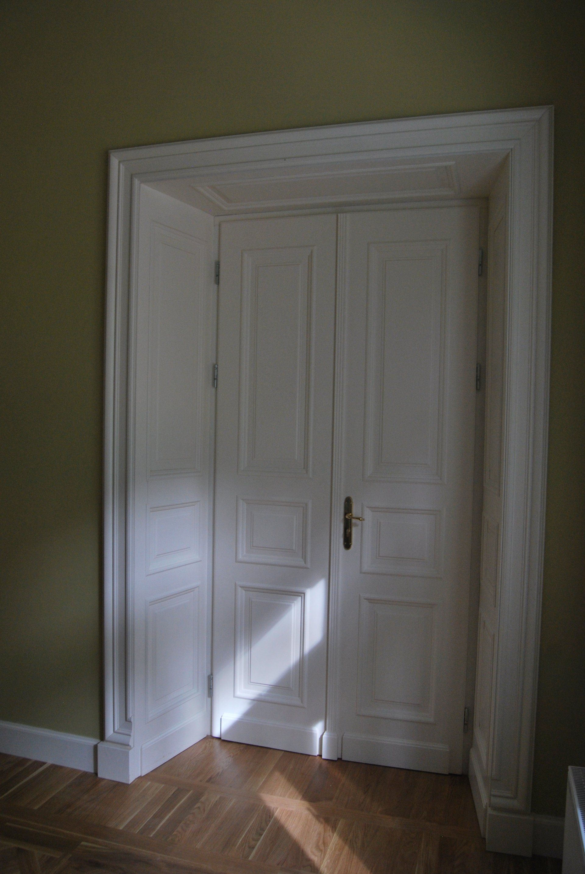 Medinės vidaus durys