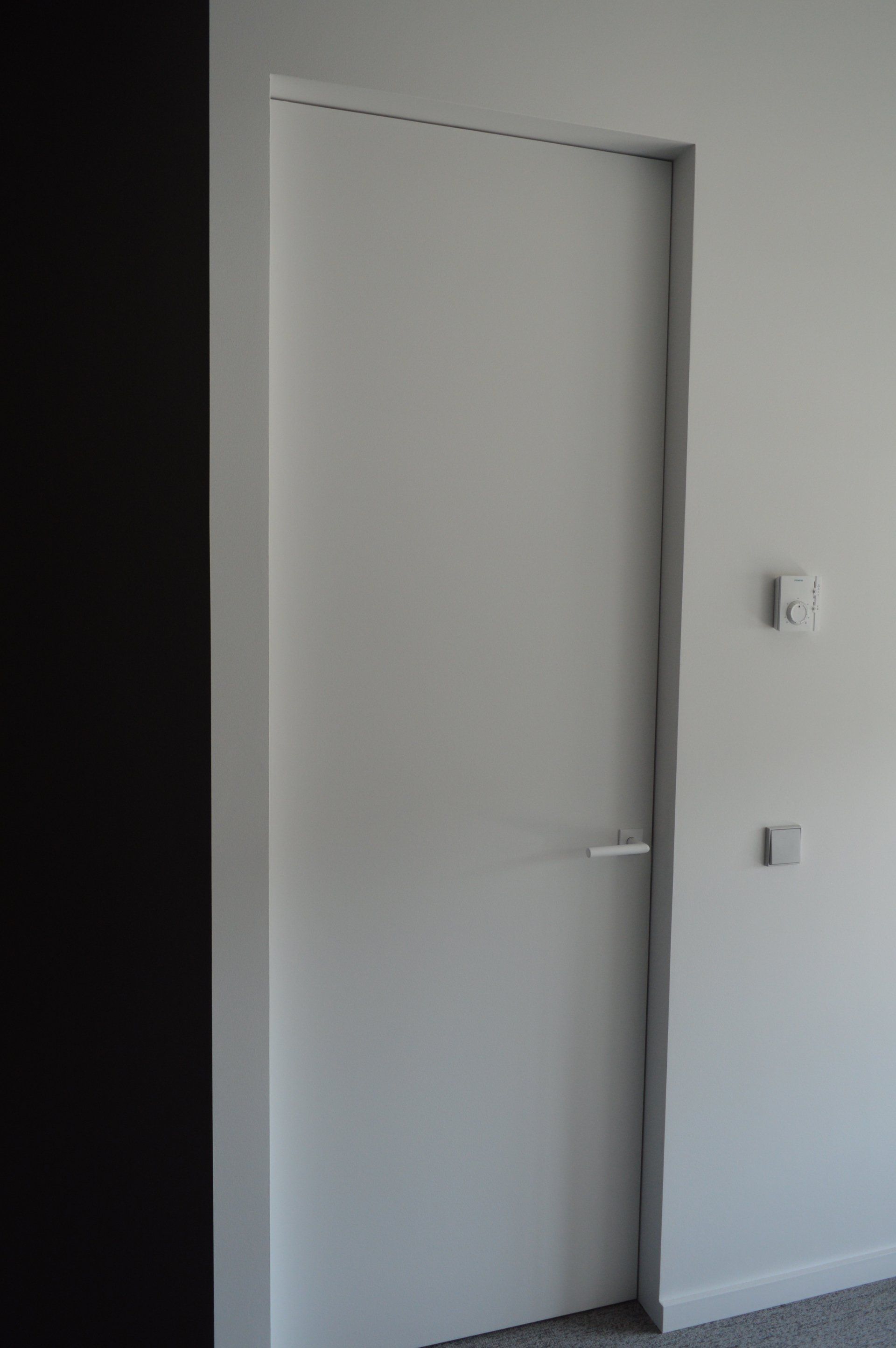 Nematomos vidaus durys